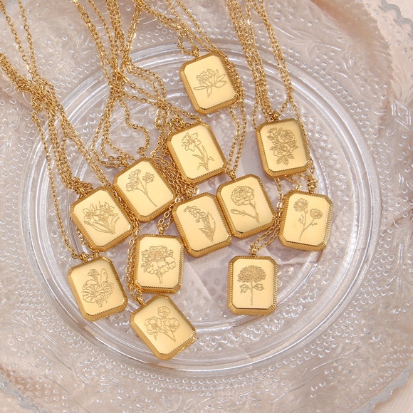 18K Gold Boxed Flower Square Pendant Minimalist Necklace - Picture 1 of 11